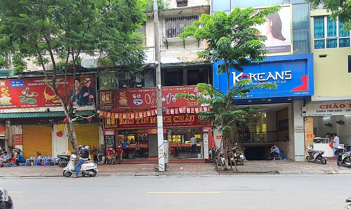 Một số cửa hàng kinh doanh vàng lớn trên phố vàng Trần Nhân Tông đều thưa vắng khách.