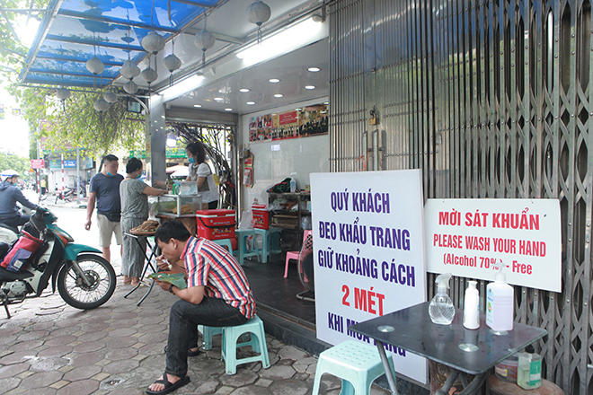 Tấm biển khuyến cáo cỡ lớn được dựng tại một cửa hàng xôi nằm tại ngã tư Lê Duẩn - Nguyễn Thái Học. Được biết, tấm biển này đã được làm từ đợt dịch đầu tiên và sử dụng đến hiện tại. Tại quán có trang bị sẵn nước rửa tay sát khuẩn&nbsp;và những hộp khẩu trang, sẵn sàng phát cho khách hàng nếu quên không đeo.
