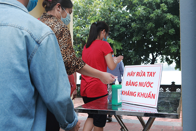 Người dân đến các điểm công cộng, đông người chủ động rửa tay sát khuẩn.