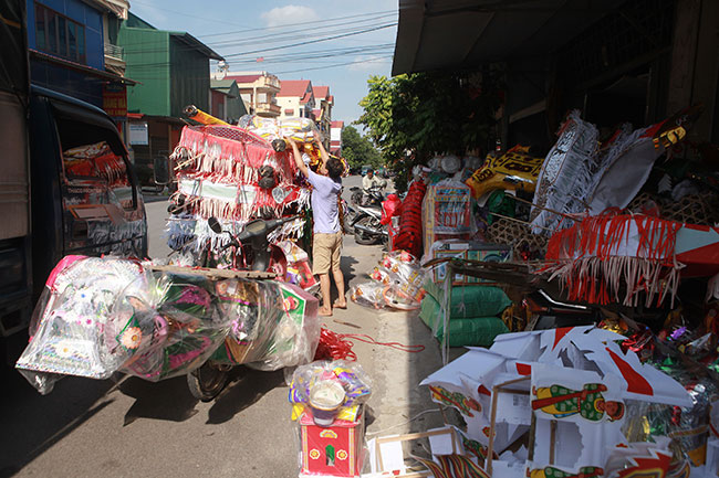 Phố Hồ (xã Song Hồ, huyện Thuận Thành, Bắc Ninh) vốn được mệnh danh là "đại công xưởng vàng mã" hay "thủ phủ vàng mã" lớn nhất cả nước. Trong năm, cứ vào độ rằm tháng 7 Âm lịch - một trong hai "mùa vụ" quan trọng nhất, cả làng đều tấp nập hối hả. Tại đây, mỗi nhà chuyên sản xuất một loại mặt hàng riêng biệt, với mẫu mã đa dạng