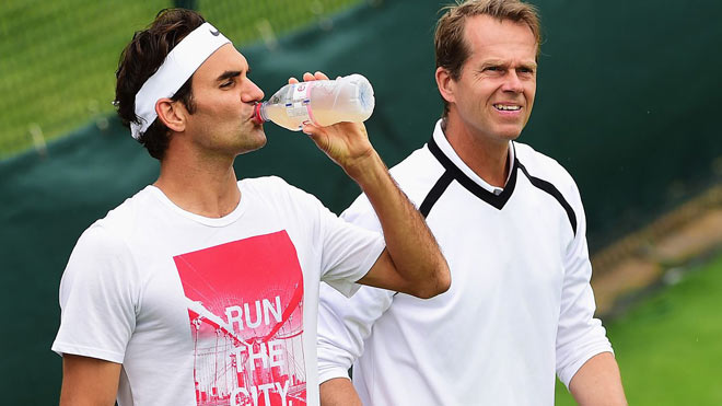 Chuyện giải nghệ của Federer (trái) được ví như "quả bom trong làng tennis" có thể "phát nổ" bất thình lình