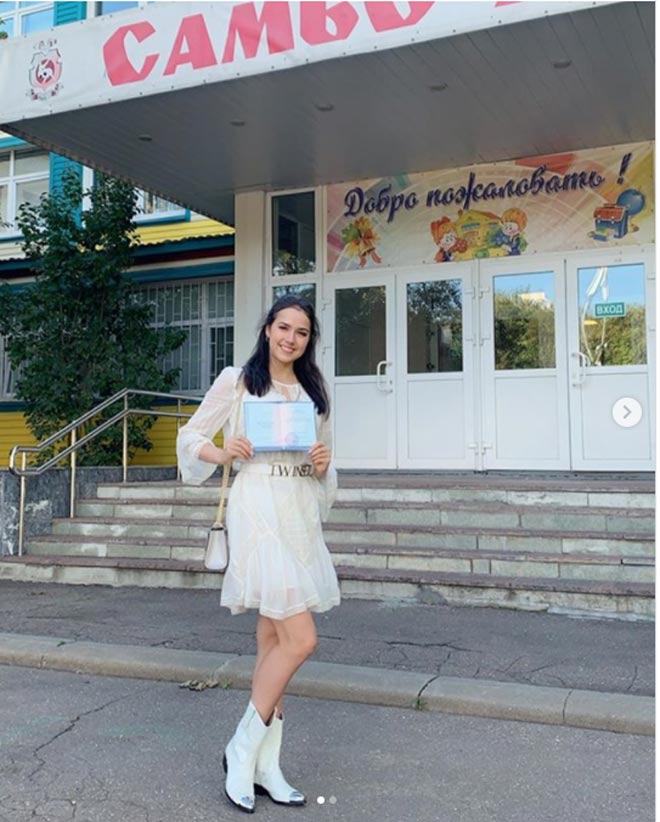 Alina Zagitova khoe bằng tốt nghiệp cấp 3 ở ngôi trường Sambo-70