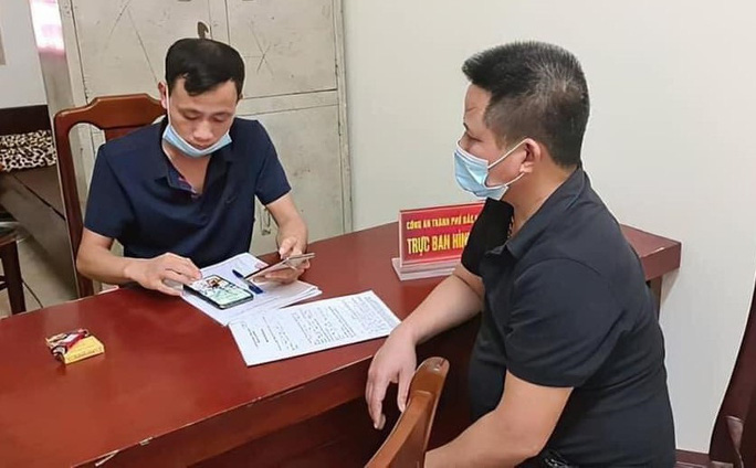 Nguyễn Văn Thiện (phải) bị triệu tập tới Công an TP Bắc Ninh