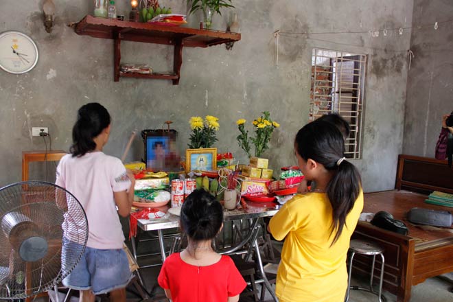 Các con chị N. thắp hương cho mẹ.