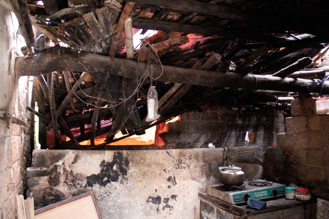 Bên trong khu bếp, trời mưa sẽ bị dột, không nấu ăn được.