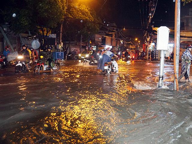 Tin tức trong ngày - Người Sài Gòn vật lộn với nước ngập trên đường lúc nửa đêm