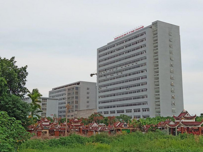 View trường ĐH Kinh tế Kỹ thuật công nghiệp, một bên là nghĩa trang, một bên là trại tạm giam. Ảnh: Tuổi Trẻ