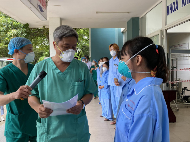 Thứ trưởng Bộ Y tế Nguyễn Trường Sơn rời Đà Nẵng sau 3 tuần thường trực ở tâm dịch - 3