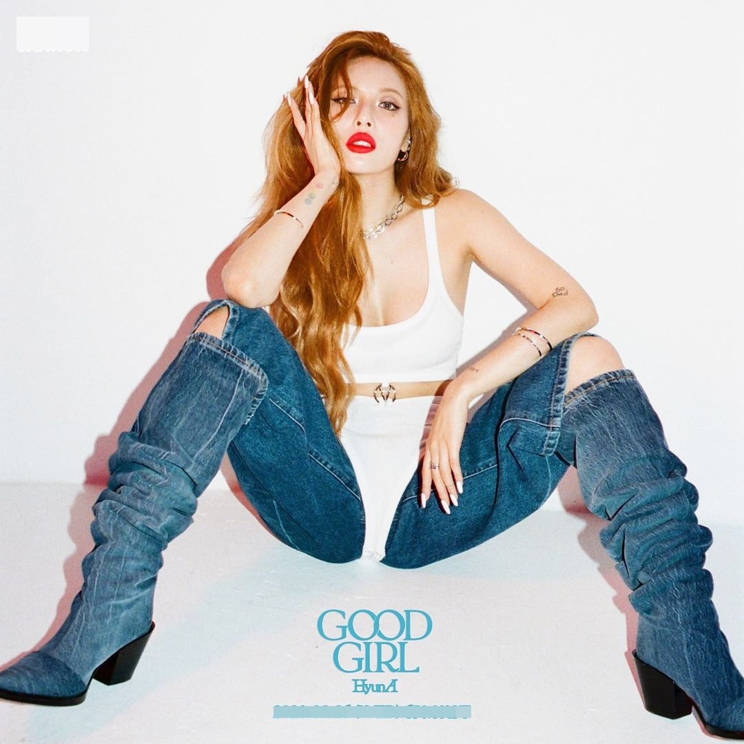 HyunA phá cách với kiểu kết hợp bodysuit bên ngoài quần jean.
