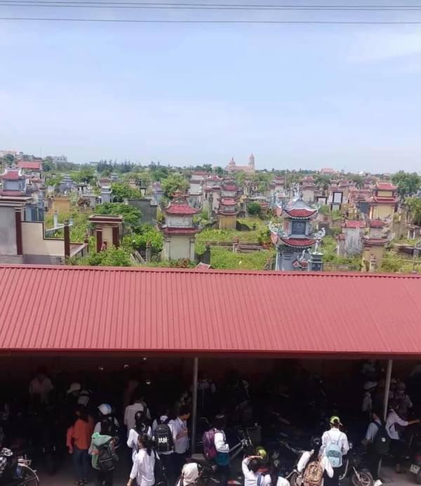 Thanh niên khoe trường có "view tâm linh" khiến cư dân mạng ớn lạnh - 2