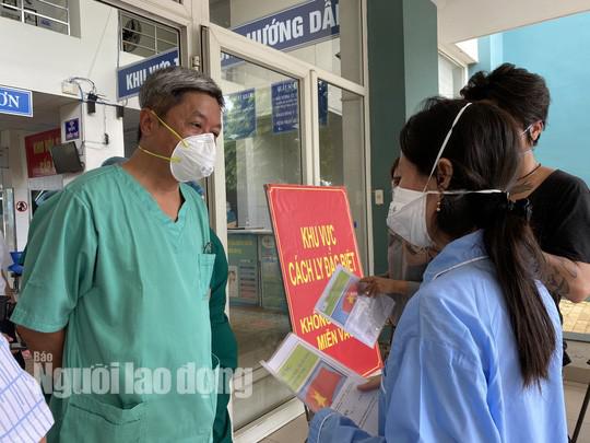 Thứ trưởng Bộ Y tế Nguyễn Trường Sơn dặn dò bệnh nhân trước khi xuất viện tại Bệnh viện dã chiến Hòa Vang ngày 13-8