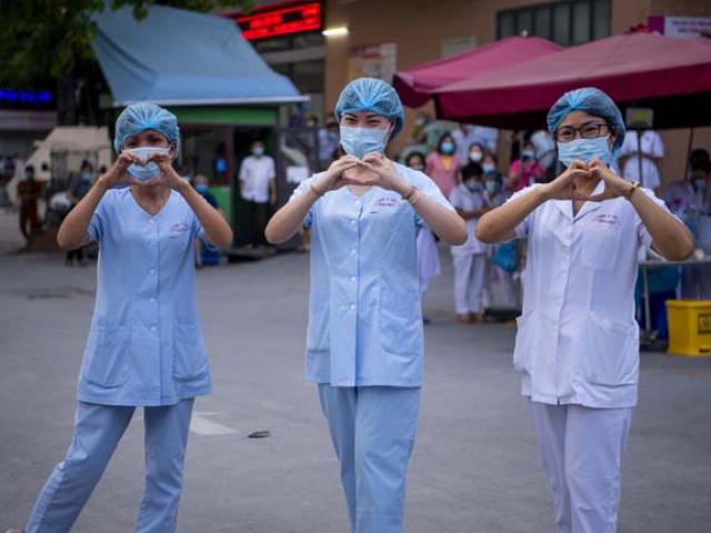 Tin tức trong ngày - Vỡ òa khoảnh khắc dỡ bỏ phong tỏa Bệnh viện E