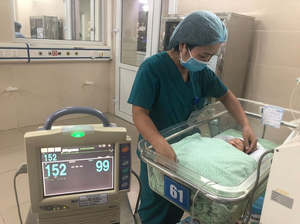 Bé sơ sinh đang được điều trị tại bệnh viện
