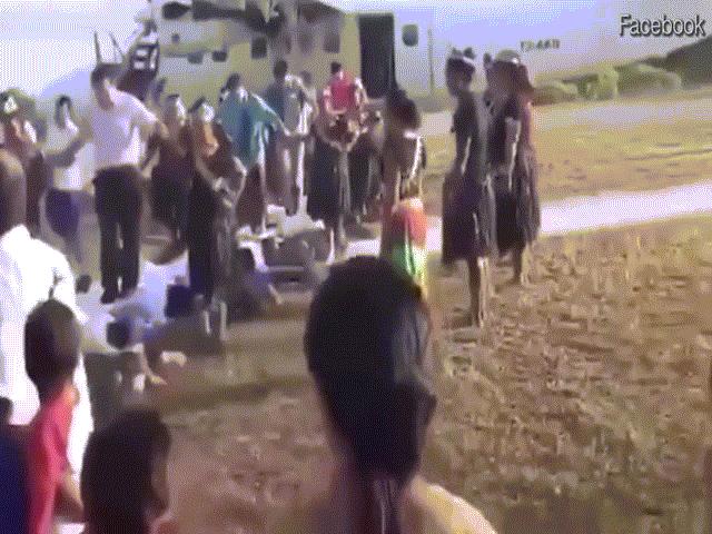 Thế giới - Video đại sứ đi trên lưng người Kiribati xuất hiện, TQ chính thức lên tiếng