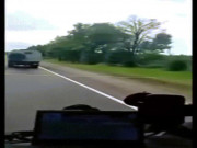 Thế giới - Video đoàn xe quân sự Nga &quot;ùn ùn kéo đến nước láng giềng&quot;: Moscow lên tiếng