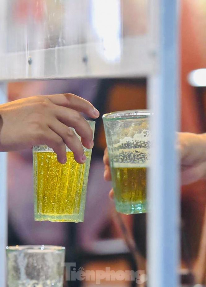 Ghi nhận tại một quán bia trên phố Huỳnh Thúc Kháng vào tối 20/8, chủ quán đã dựng vách ngăn và sắp xếp các bàn cách xa nhau để đảm bảo khoảng cách phòng dịch.