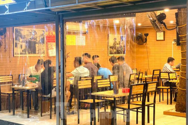 Tại một quán bia khác trên đường Láng, các bàn được kê cách nhau, đảm bảo khoảng giãn cách tối thiểu 1m theo quy định.