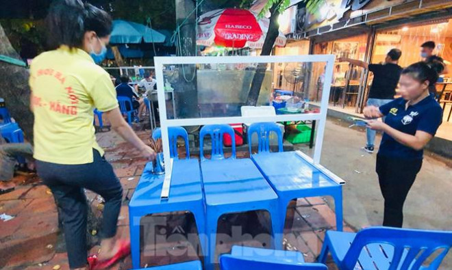 Khi có khách hàng, nhân viên nhanh chóng kê các vách ngăn.