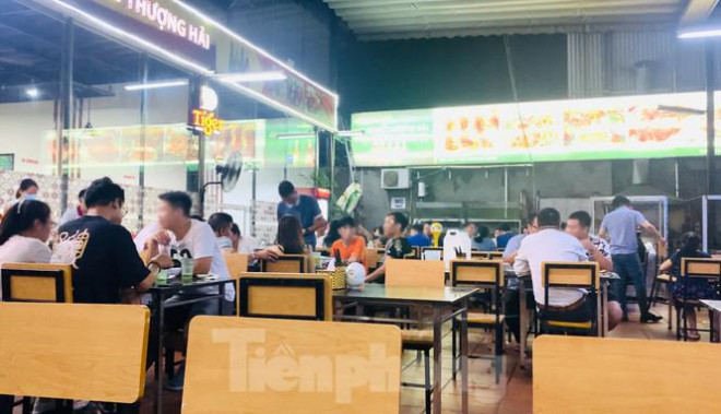 Quán bia Hà thành thời COVID, dân nhậu cụng ly qua vách ngăn - 9