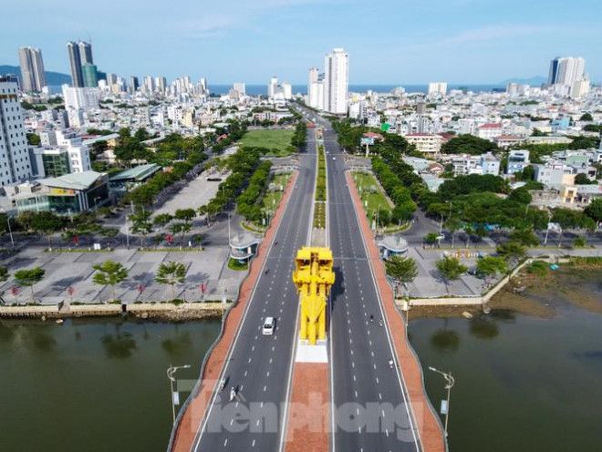 Cầu Rồng nối đường Nguyễn Văn Linh và đường Võ Văn Kiệt ra tuyến đường ven biển Đà Nẵng những ngày này. 