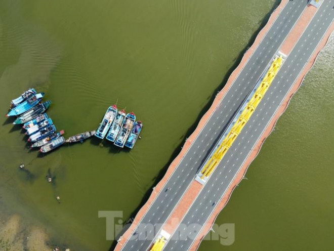 Khoảnh khắc cầu Rồng thưa vắng người qua lại trong đợt cách ly xã hội phòng chống dịch COVID-19. Từ 0h ngày 12/8, Đà Nẵng tiếp tục thực hiện cách ly xã hội theo Chỉ thị 16 của Chính phủ với nhiều biện pháp quyết liệt hơn để giản cách xã hội, hạn chế tiếp xúc đông người để phòng chống dịch COVID-19 lây lan. 