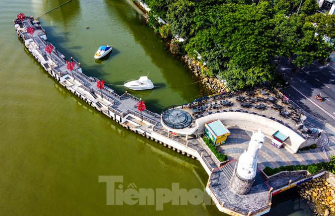 Cầu Tình yêu, ngay cạnh cầu Rồng một địa điểm "check in" của giới trẻ và các cặp tình nhân những ngày cách ly xã hội trở nên vắng lặng, không bóng người.