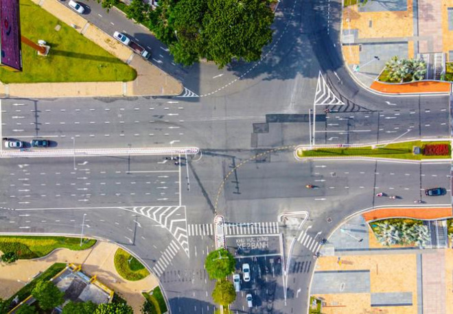 Nút giao thông cầu Rồng - Bạch Đằng - Nguyễn Văn Linh - đường 2/9 lúc 16h ngày 20/8. Dù ít phương tiện tham gia giao thông, nhưng người dân TP Đà Nẵng vẫn nghiêm chỉnh chấp hành tín hiệu và chỉ dẫn giao thông trong những ngày cách ly xã hội. 