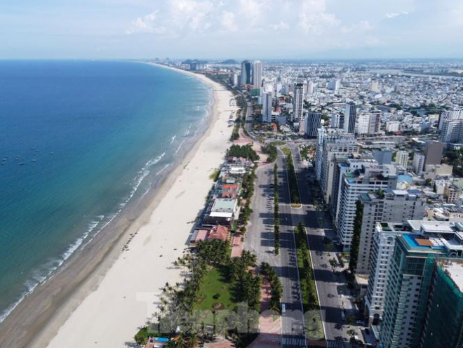 Thực hiện Chỉ thị 16 của Chính phủ, chính quyền Đà Nẵng cũng đã ban hành lệnh cấm tắm, cấm tụ tập đông người... tại các khu vực bãi biển. Bãi biển Đà Nẵng được mệnh danh là một trong những "bãi biển đẹp nhất hành tinh" trong những ngày cách ly xã hội không một bóng người. 