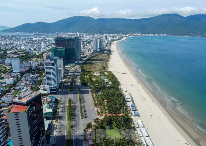 Đà Nẵng có 30 km bờ biển thuộc các quận Ngũ Hành Sơn, Sơn Trà, Thanh Khê, Liên Chiểu. Ban Quản lý bán đảo Sơn Trà và các bãi biển du lịch Đà Nẵng tổ chức và bố trí lực lượng cùng với chính quyền địa phương canh gác, kiên quyết xử lý các trường hợp vi phạm quy định trong những ngày TP áp dụng các biện pháp giãn cách, cách ly xã hội phòng, chống COVID-19.