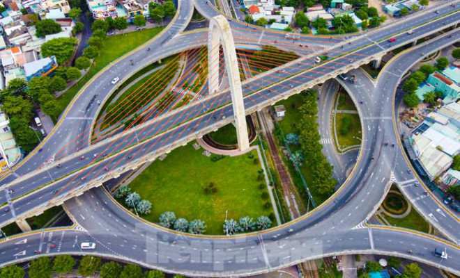 Nút giao thông cầu vượt Ngã ba Huế trong những ngày Đà Nẵng cách ly xã hội cũng trở lên khác lạ, ít phương tiện qua lại hơn. 