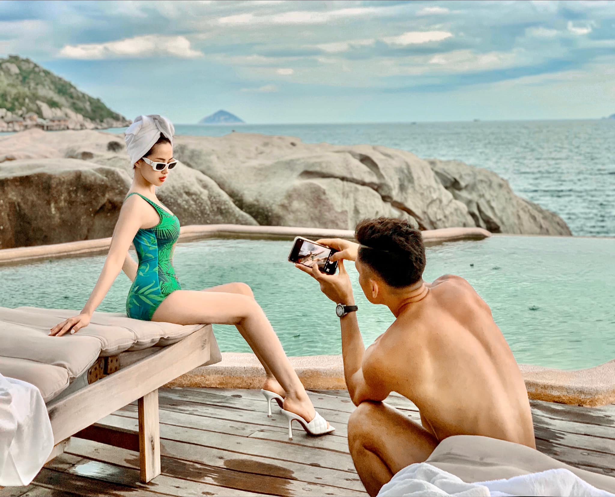 Tâm Tít khoe vóc dáng "mẹ hai con trông mòn con mắt" với thiết kế monokini.