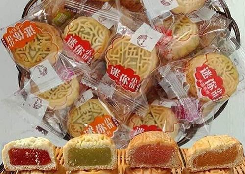 Những chiếc bánh trung thu Trung Quốc được chào bán trên thị trường chỉ có giá từ 3.000 đồng.