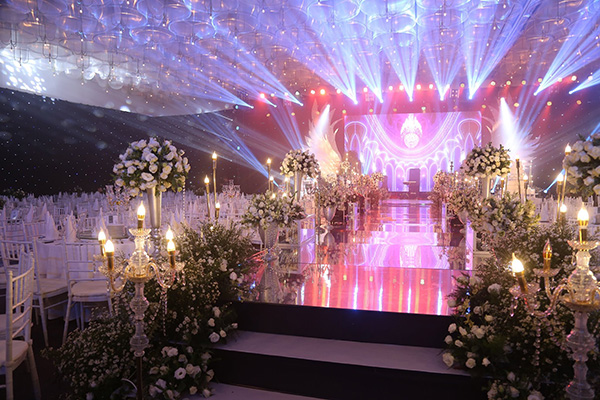 Không gian lộng lẫy do công ty Simon Tứ thực hiện