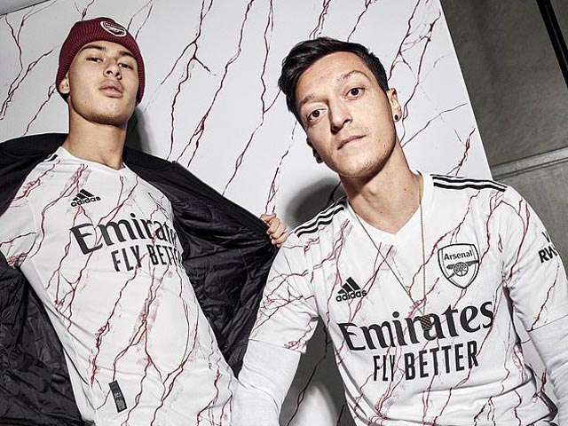 Arsenal dùng chiêu lạ khoe áo đấu mới, fan sốc nặng với huyền thoại - 1