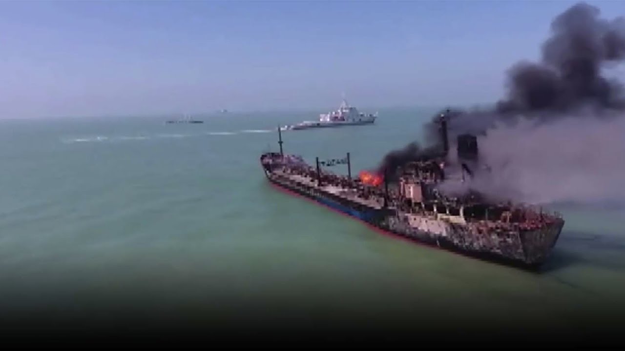Tàu chở dầu vẫn bốc cháy sau vụ va chạm trên sông Dương Tử (ảnh: China Daily)