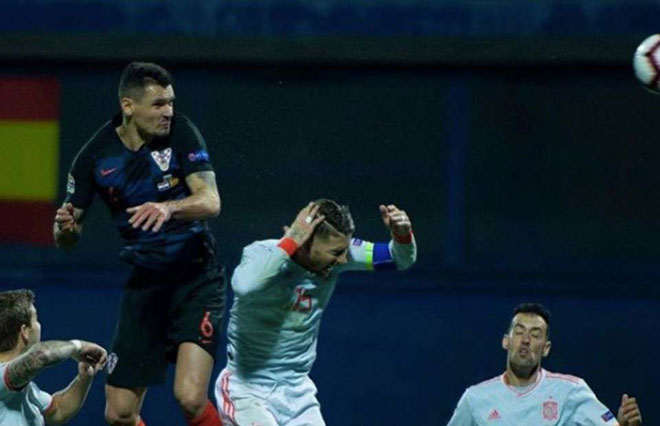 Lovren cho&nbsp;Ramos ăn cùi chỏ ở trận Croatia - TBN