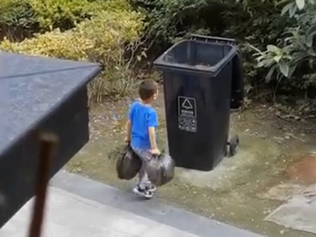 Cười 24H - Hài hước với pha vứt rác hết sức "cồng kềnh"