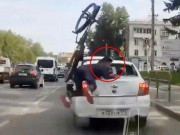 Media - Tông vỡ kính ô tô, nam thanh niên vội vàng xách xe bỏ chạy