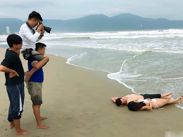 Tranh vui - Khi các nhiếp ảnh gia "xông pha" với các tư thế chụp ảnh khó đỡ