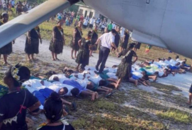 Bức ảnh được đưa lên mạng cho thấy Đại sứ Trung Quốc tại Kiribati đang đi trên lưng hàng loạt người đang quỳ rạp dưới đất