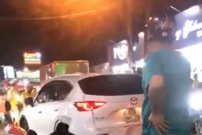 Clip: Công an Đồng Nai rượt đuổi kẻ &#34;ngáo đá&#34; trộm xe ô tô, tông xe cảnh sát - 1