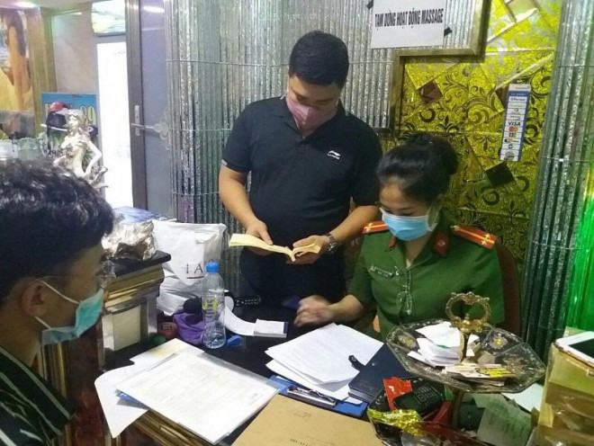 Lực lượng công an kiểm tra cơ sở kinh doanh dịch vụ lưu trú Motel Massage 89