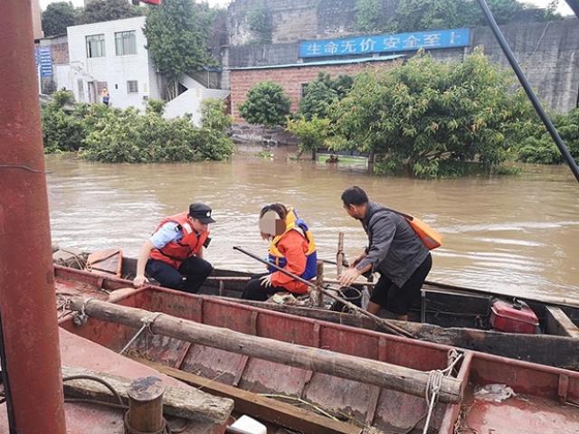 Thế giới - TQ: Cô gái nhảy cầu tự tử và diễn biến kỳ lạ khi bị nước cuốn đi trong 6 giờ
