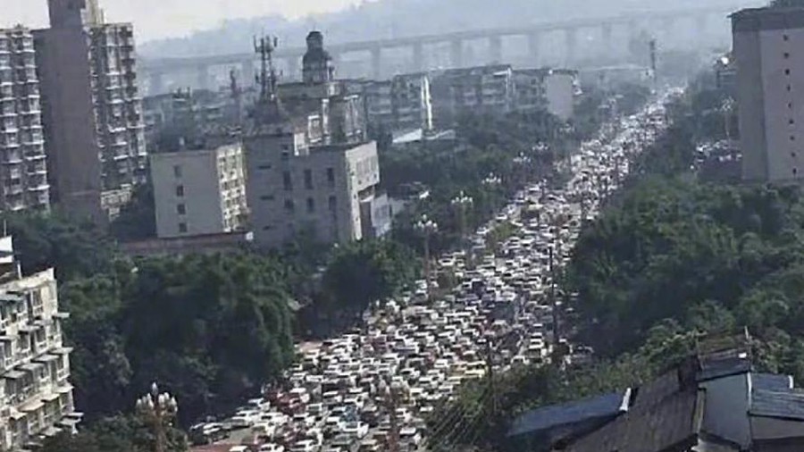 Người dân dùng ô tô cố gắng thoát khỏi thành phố Lạc Sơn, gây ách tắc nghiêm trọng hôm 20.8 (ảnh: SCMP)