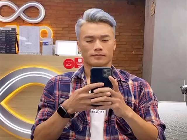 Làm đẹp - Thủ môn Bùi Tiến Dũng bị chê "già như ông bác" với mái tóc trắng toát