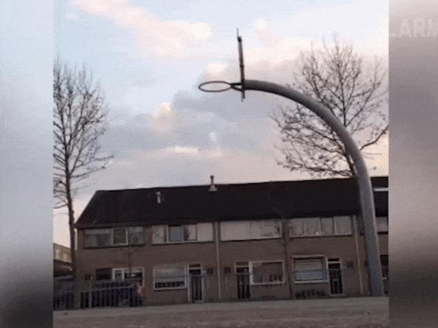 Tranh vui - Trổ tài chơi bóng rổ và những cái kết chỉ muốn "độn thổ"