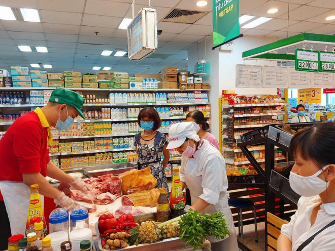 Siêu thị giảm giá nhiều mặt hàng.