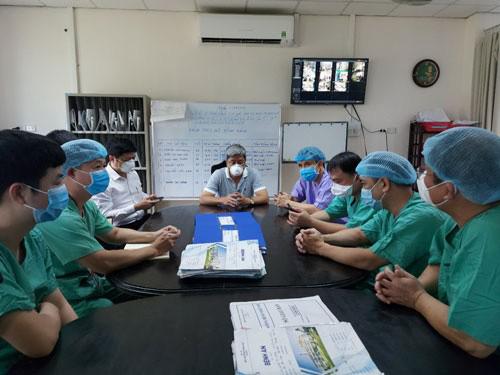 Thứ trưởng Bộ Y tế Nguyễn Trường Sơn (giữa) họp với các chuyên gia đầu ngành về phương án cứu sống bệnh nhân Covid-19 nặng. Ảnh: Quang&nbsp;Nhật