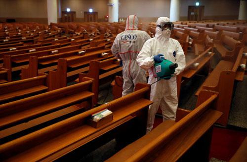 Khử khuẩn ở nhà thờ Yoido Full Gospel tại thủ đô Seoul - Hàn Quốc .Ảnh: REUTERS