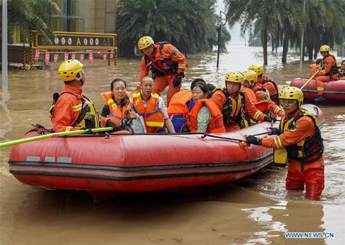 Di tản cư dân ở phía Tây Nam TP Trùng Khánh bị ảnh hưởng bởi lũ lụt nghiêm trọng. Ảnh: TÂN HOA XÃ